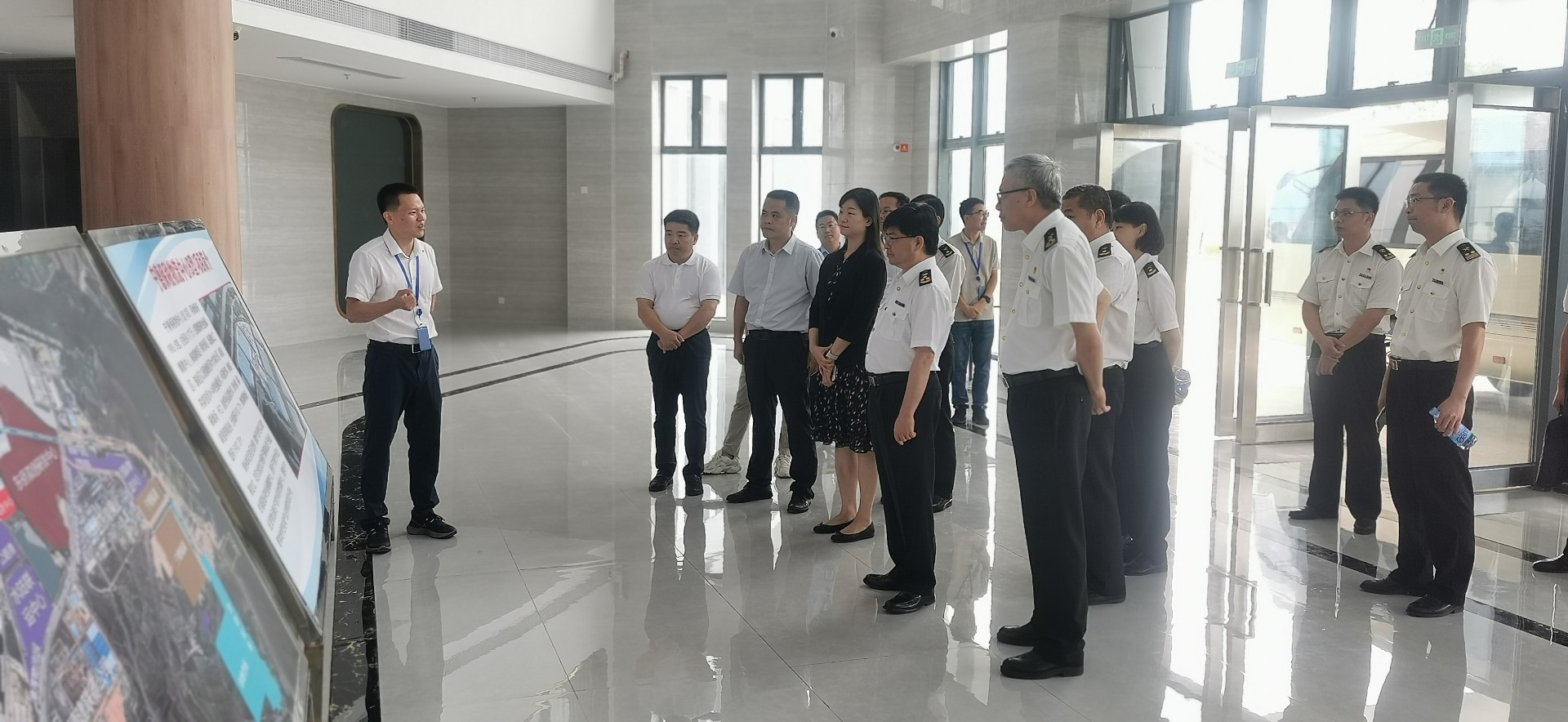 海關(guān)總署自貿司司長(cháng)潘城一行蒞臨寧德國際物流中心項目調研，周桂芳拍攝1.jpg